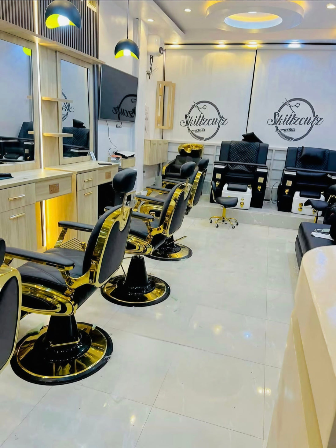 SkillzCutz black and gold studio